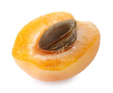 Taze olgun kayısıların yarısı beyaza izole edilmiş.