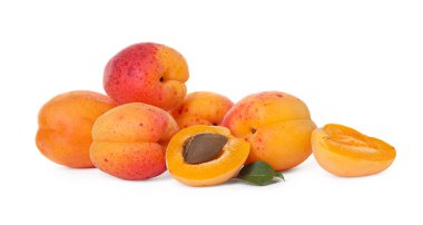 Taze kayısılar ve yeşil yaprak beyaza izole edilmiş.