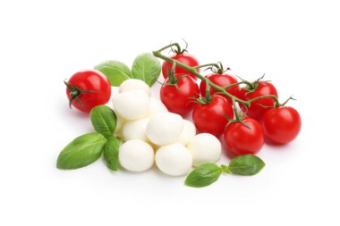 Lezzetli mozzarella peynir topları, domates ve fesleğen beyaza izole edilmiş.