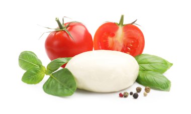 Lezzetli mozzarella peynirli top, domates, fesleğen ve biberli mısır.