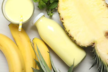 Süper yemek. Lezzetli meyve püresi ve hafif ahşap masa üzerindeki malzemeler.