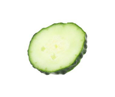 Beyaz üzerine izole edilmiş taze salatalık dilimi.