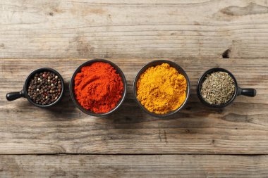 Ahşap masada farklı aromatik baharatlar var.