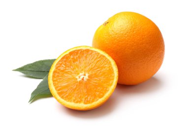 Tüm, kesilen portakallar ve yeşil yapraklar beyaz üzerine izole edilmiş.