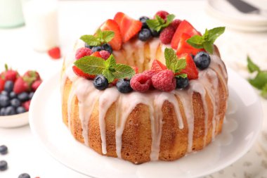 Böğürtlenli, jöleli ve nane şekerli nefis kek, yakın plan.