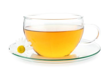 Cam bardakta Aromatik çay ve beyaz papatya çiçekleri