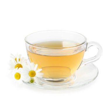 Cam bardakta Aromatik çay ve beyaz papatya çiçekleri