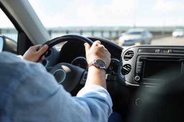 Direksiyonlu bir adam, yakın plan.