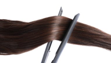 Düz, kahverengi saçlı kilit beyaza izole edilmiş.