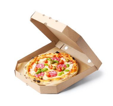 Beyaz üzerine salamlı, zeytinli, domatesli ve fesleğenli lezzetli pizza.