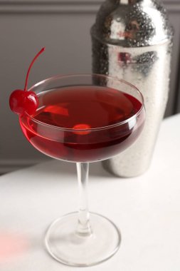 Lezzetli vişne kokteyli ve sallanan beyaz masa, yakın plan.