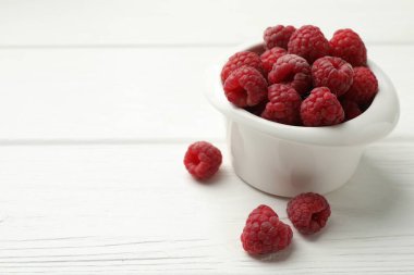 Beyaz ahşap masada taze taze ahududu, yakın plan. Metin için boşluk