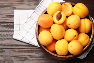 Tahta masadaki kasede taze kayısılar, üst manzara.