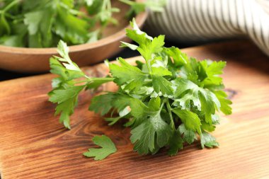 Masada taze aromalı maydanoz, yakın plan görüntü.