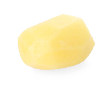 Bir soyulmuş çiğ patates, beyaz üzerine izole edilmiş.