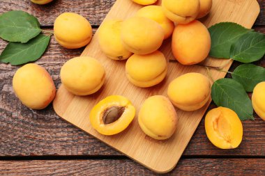 Tahta masanın üzerinde nefis olgun kayısılar, düz uzanmış.