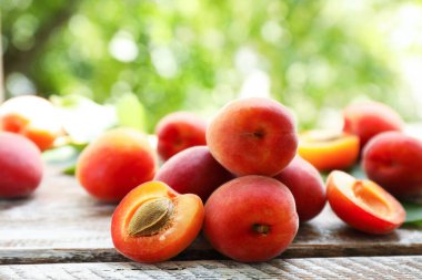 Tahta masada nefis olgun kayısılar, yakın plan.