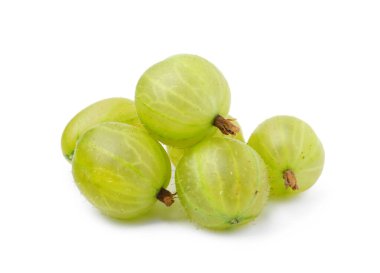 Birçok taze bektaşi üzümü beyaza izole edilmiş.