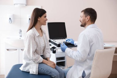 Klinikteki ultrason muayenesinden önce kadın sonograf danışmanı.