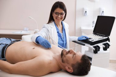 Sonograf klinikte bir adamın kalbinin ultrason muayenesi yapıyor.