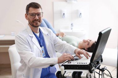 Ultrason makineli sonograf ve klinikte muayene için bekleyen kadın, seçici odaklanma