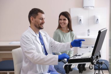 Sonograf, klinikte ultrason görüntülerini gösteriyor.