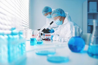 Tıbbi analiz. Laboratuvarda çalışan iki bilim adamı