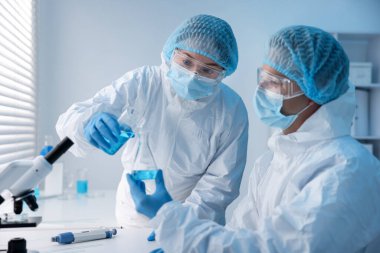 Tıbbi analiz. Laboratuvarda numuneyle çalışan iki bilim adamı.