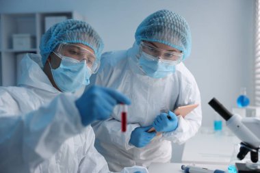 Tıbbi analiz. Laboratuvarda kan örneğiyle çalışan bilim adamları