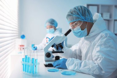 Tıbbi analiz. Laboratuvarda numunelerle çalışan bilim adamları, seçici odaklanma