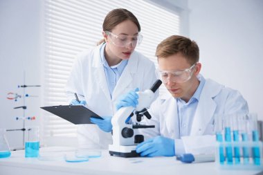 Tıbbi analiz. Laboratuvarda mikroskopla çalışan bilim adamları