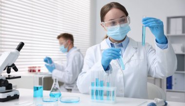 Tıbbi analiz. Laboratuvarda numunelerle çalışan bilim adamı, seçici odaklanma