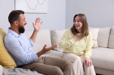 Arkadaşlar evdeki kanepede gülüyorlar. Pozitif duygu