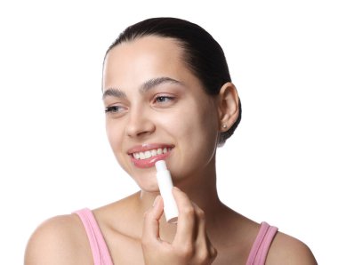 Beyaz arka planda dudak kremi olan genç bir kadın.