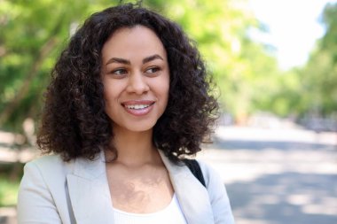 Açık havada gülümseyen Latin Amerikalı kadın portresi. Metin için boşluk