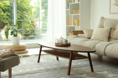 Kahve masası, kanepe ve dekor yemek odasında. İç tasarım