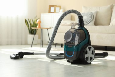 Evin zemininde bir elektrikli süpürge var. Ev aletleri