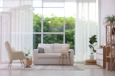 Oturma odasındaki şık mobilyaların bulanık görüntüsü. İç tasarım