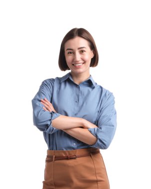 Beyaz arka planda üniformalı gülümseyen hostes portresi