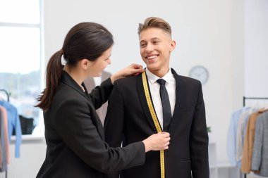 Atölyedeki adama terzi ceketi.