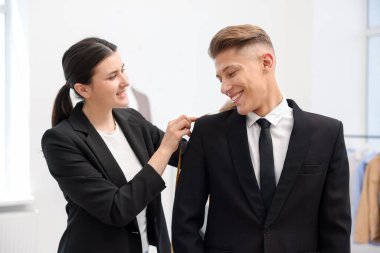 Atölyedeki adama terzi ceketi.