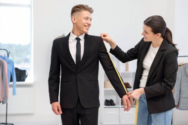 Atölyedeki adama terzi ceketi.