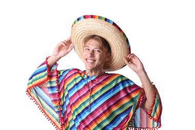 Şapkalı gülümseyen adam portresi ve beyaz arka planda renkli panço.