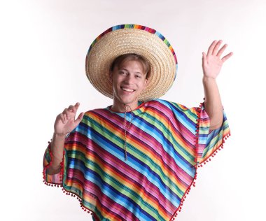 Şapkalı gülümseyen adam ve beyaz arka planda dans eden renkli panço.