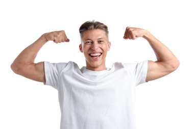 Kuvvet. Kaslarını beyaz arka planda gösteren mutlu bir adam.