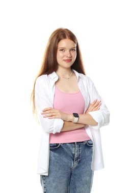 Beyaz arka planda poz veren mutlu genç kız