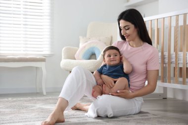 Mutlu bir anne ve evde küçük sevimli bir bebeği var, mesaj atmak için yer var.