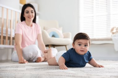 Mutlu bir anne ve tatlı küçük bebeği, seçici bir odak noktası.