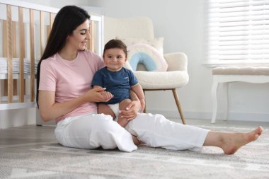 Mutlu bir anne ve tatlı küçük bebeği.