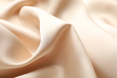 Arkaplan olarak buruşuk bej ipek kumaş, yakın plan